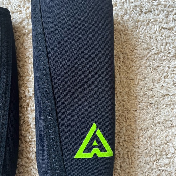 ance knee sleeves (MUST SELL MOVING SOON OBO) - Picture 2 of 6